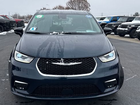 Used 2024 Chrysler Pacifica Touring-L image 8