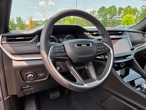 Used 2026 Jeep Grand Cherokee Limited w/ Luxury Tech Group II AWD/4WD image 10