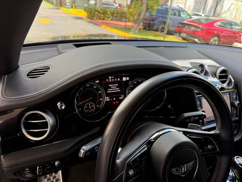 Used 2018 Bentley Bentayga AWD/4WD image 19