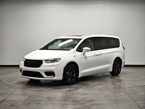 Used 2022 Chrysler Pacifica Limited w/ S Appearance Package FWD image 4