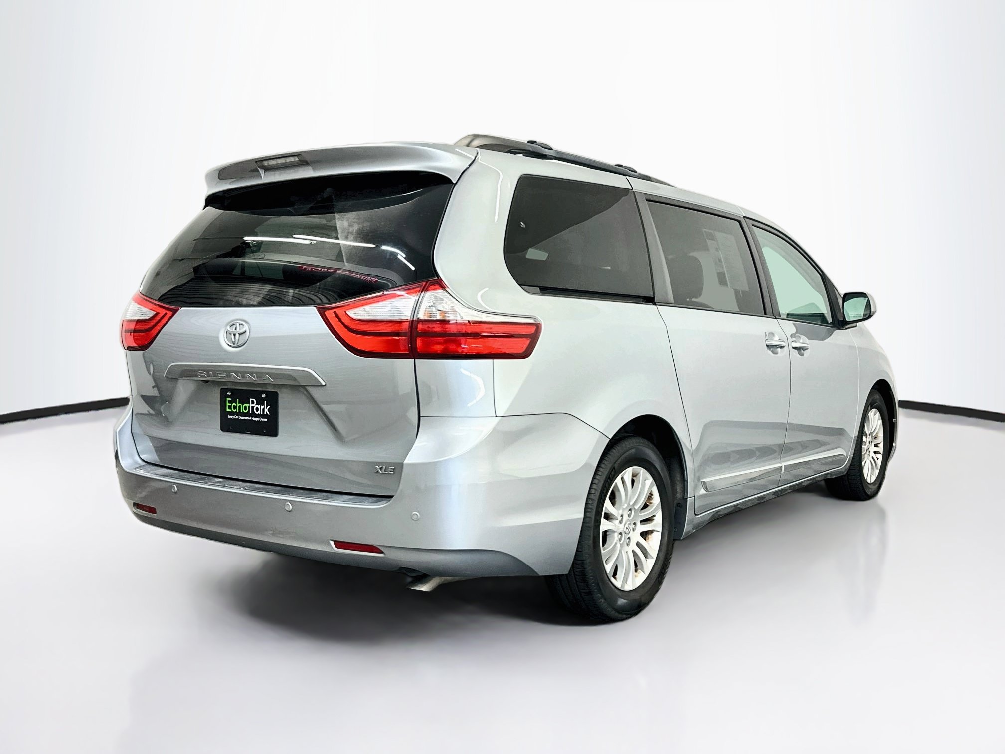 Used 2016 Toyota Sienna XLE w/ XLE Navigation Package FWD image 9