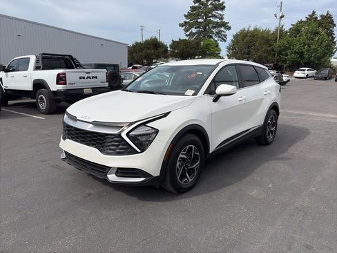 Used 2023 Kia Sportage LX image 3