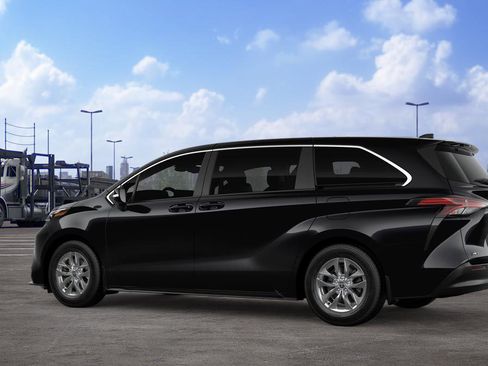 New 2026 Toyota Sienna LE FWD image 5