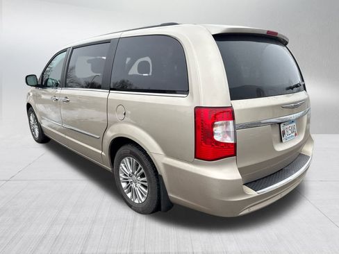 Used 2015 Chrysler Town & Country Touring-L w/ Driver Convenience Group image 6