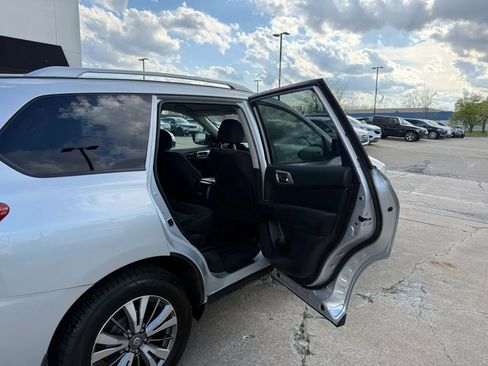 Used 2019 Nissan Pathfinder S image 19