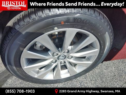 Used 2017 Toyota Camry XLE w/ Moonroof Package FWD image 11