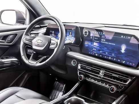 Used 2025 Chevrolet Traverse LT image 20