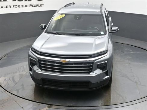 Used 2025 Chevrolet Traverse LT image 60