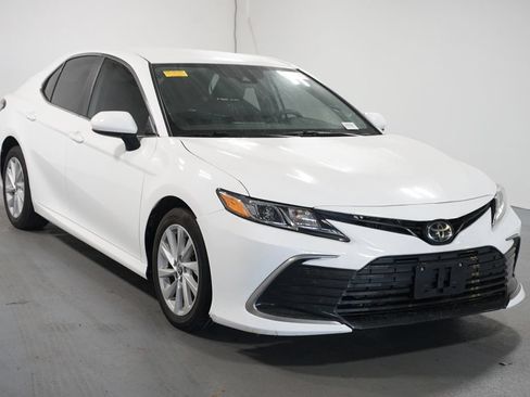 Used 2022 Toyota Camry LE FWD image 3