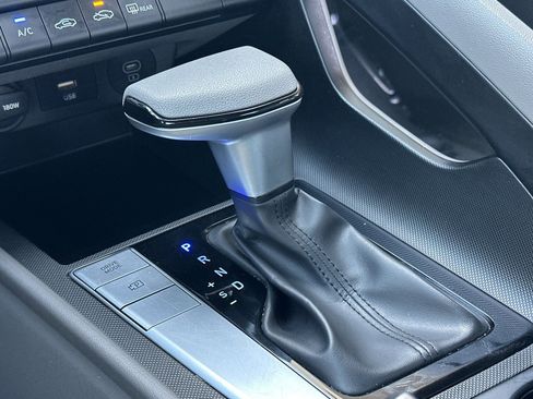 Used 2024 Hyundai Elantra SE FWD image 19