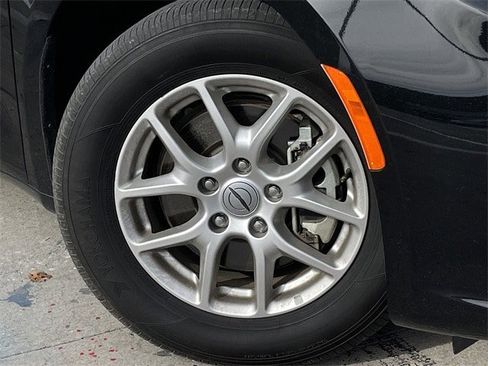 Used 2024 Chrysler Pacifica Touring-L image 8