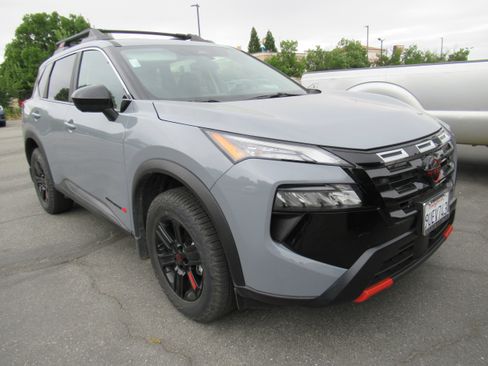 Used 2025 Nissan Rogue SV AWD/4WD image 3
