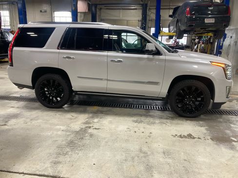 Used 2020 Cadillac Escalade Premium Luxury image 12