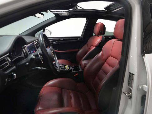 Used 2023 Porsche Macan S image 8