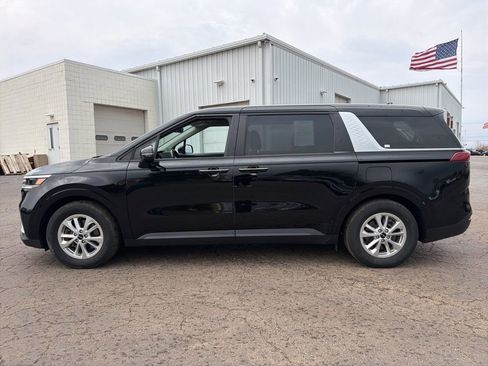 Used 2023 Kia Carnival LX image 8