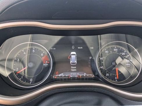 Used 2018 Jeep Cherokee Limited w/ Luxury Group FWD image 17