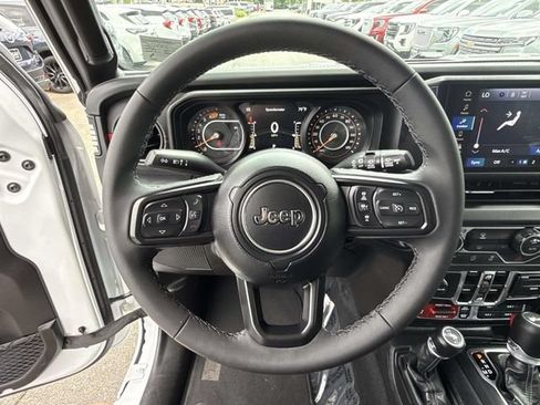 Used 2026 Jeep Wrangler Unlimited Rubicon AWD/4WD image 16