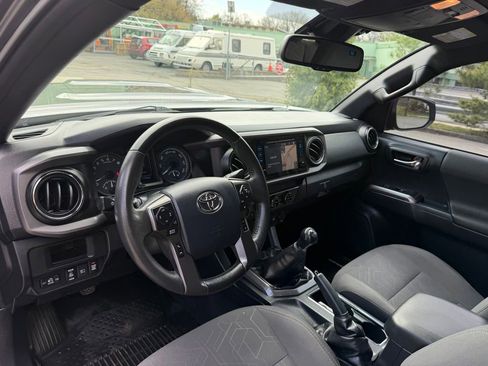 Used 2018 Toyota Tacoma TRD Sport AWD/4WD image 12