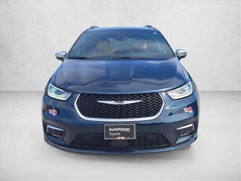 Used 2023 Chrysler Pacifica Pinnacle image 2