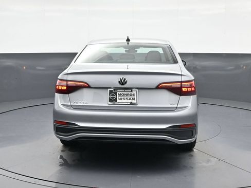 Used 2024 Volkswagen Jetta SE FWD image 8