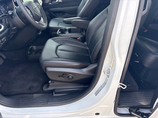 Used 2026 Chrysler Pacifica Select FWD image 8