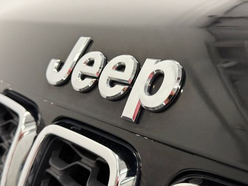 Used 2021 Jeep Grand Cherokee Laredo AWD/4WD image 12