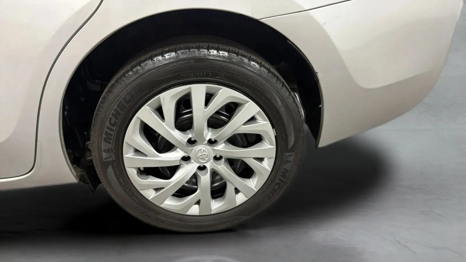 Used 2017 Toyota Corolla LE w/ Carpet Mat Package (TMS) FWD image 26