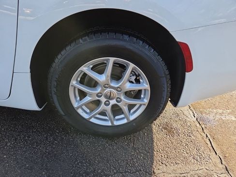 Used 2024 Chrysler Voyager LX image 10