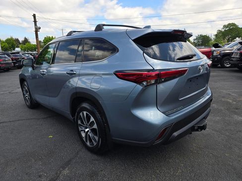 Used 2022 Toyota Highlander XLE AWD/4WD image 3