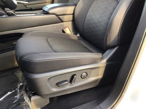 Used 2024 Nissan Pathfinder SV image 19