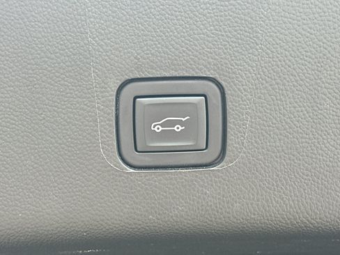 Used 2023 Chevrolet Traverse RS FWD image 40