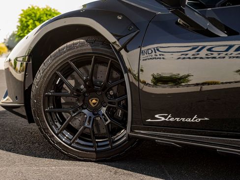 Used 2024 Lamborghini Huracan Sterrato AWD/4WD image 11