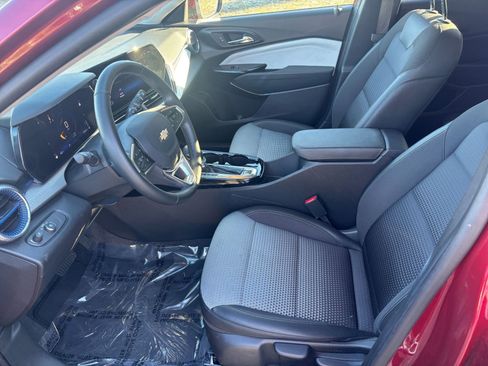 Used 2025 Chevrolet Trax LT w/ LT Convenience Package image 27