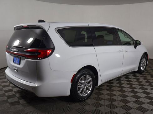 Used 2023 Chrysler Pacifica Touring-L image 11