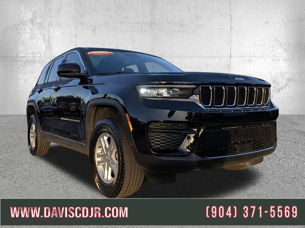 Certified 2025 Jeep Grand Cherokee Laredo RWD image 1