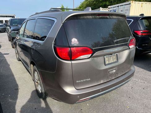 Used 2017 Chrysler Pacifica Touring-L FWD image 3