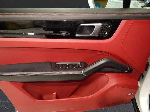 Used 2023 Porsche Cayenne Platinum Edition w/ Towing Package w/o Tow Ball image 12