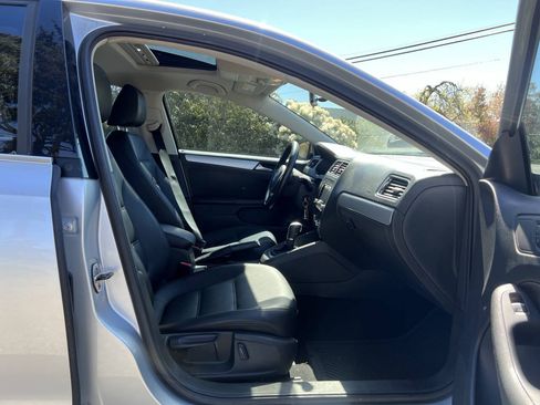 Used 2013 Volkswagen Jetta SE FWD image 19