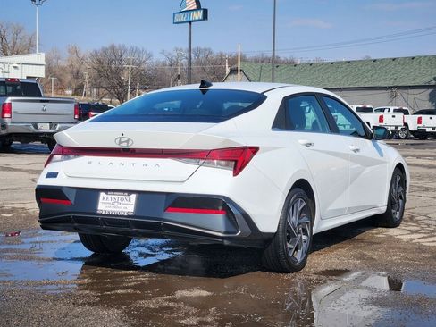 Used 2025 Hyundai Elantra SEL FWD image 5