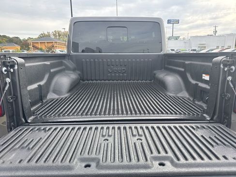 Used 2024 Jeep Gladiator Rubicon image 7