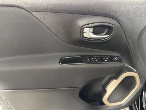 Used 2016 Jeep Renegade Limited image 16