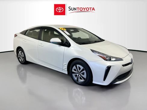 Used 2019 Toyota Prius LE image 1