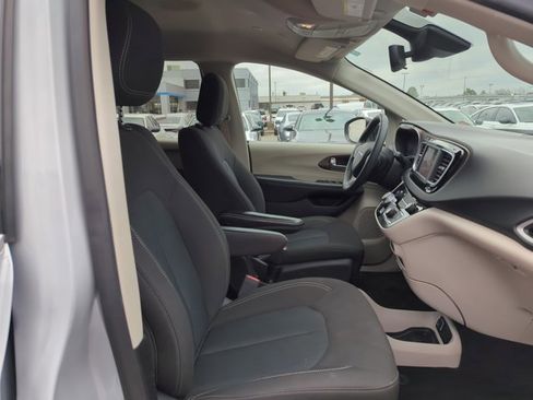 Used 2023 Chrysler Voyager LX image 18