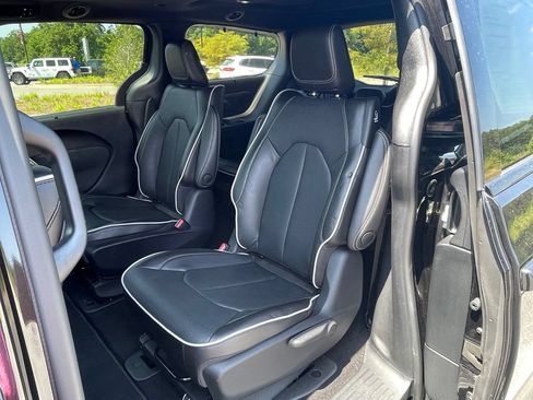 Used 2022 Chrysler Pacifica Limited w/ Uconnect Theater Family Group FWD image 42