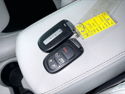 Used 2020 Jeep Cherokee Latitude Plus w/ Comfort/Convenience Group FWD image 12