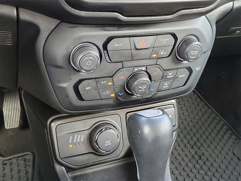 Used 2022 Jeep Renegade Limited image 17