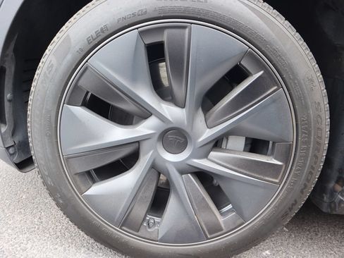 Used 2024 Tesla Model Y 2WD image 17