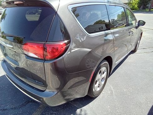 Used 2017 Chrysler Pacifica Touring-L Plus FWD image 8