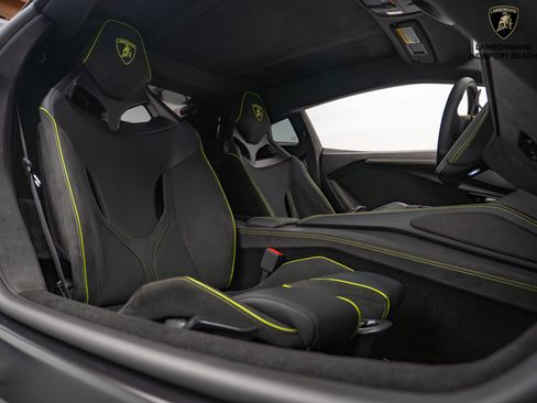 Used 2024 Lamborghini Revuelto image 30