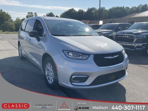 New 2026 Chrysler Pacifica Select image 1